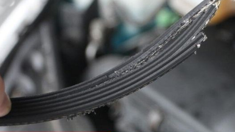 Máy giặt LG báo lỗi E3 do dây curoa bị tuột hoặc bị đứt.