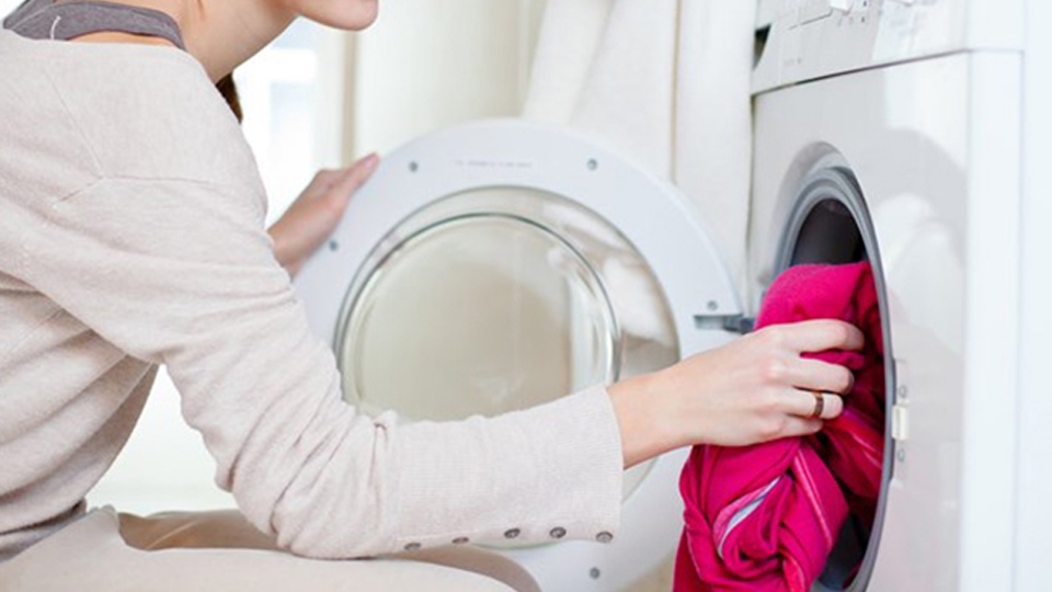 Lồng giặt không quay quần áo giặt bên trong.