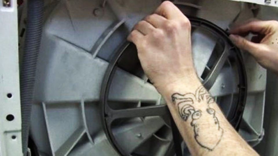 Kiểm tra dây curoa của máy giặt LG.