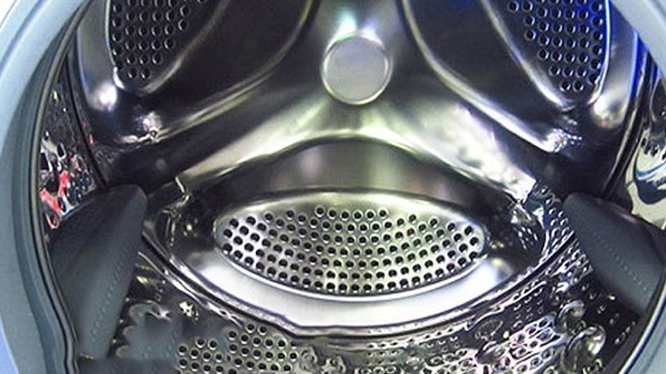 Kiểm tra lồng giặt của máy giặt.