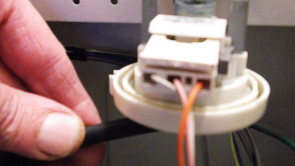 Kiểm tra lỗi cảm biến trên máy giặt.