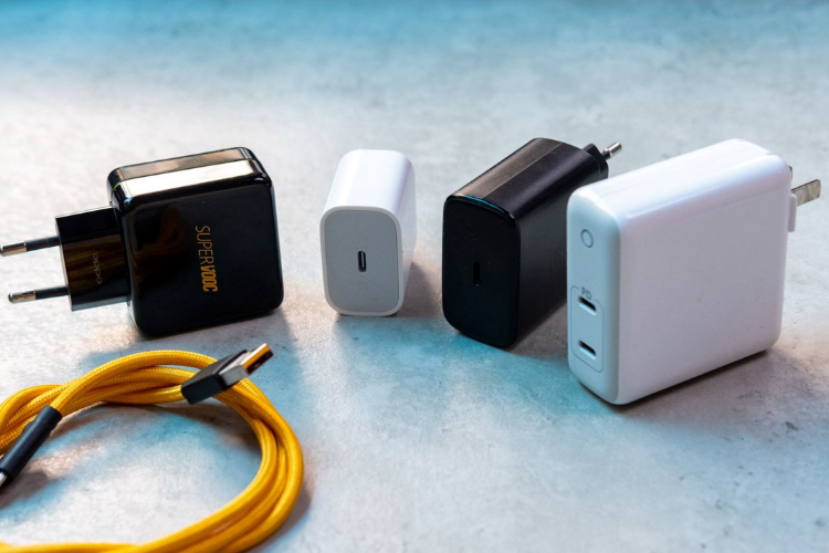 Sạc iPhone X nhanh chóng bằng các bộ sạc từ bên thứ ba