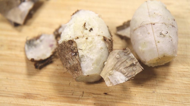 Luộc chín khoai sọ trước