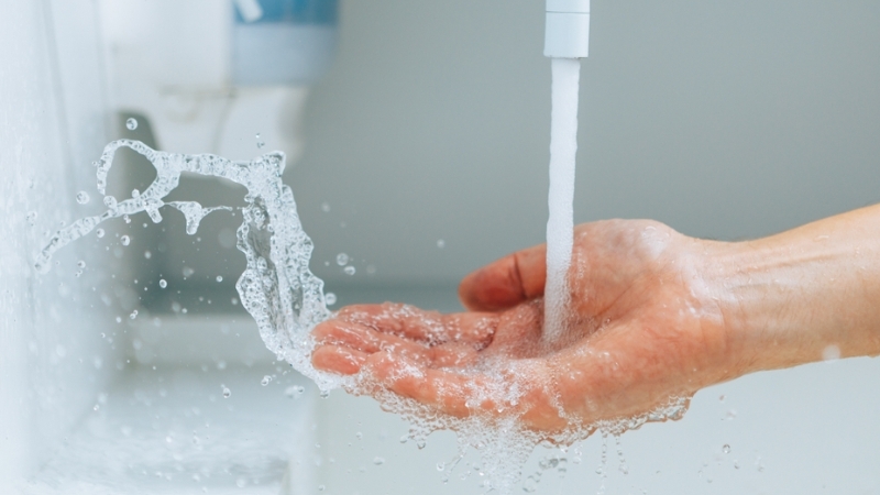 Gọt vỏ dưới vòi nước mát