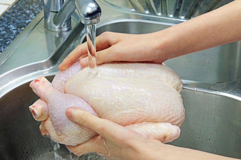 Làm sạch và khử mùi hôi cho thịt gà