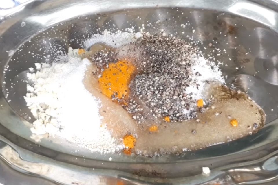 Trộn gia vị ướp gà hấp lá chanh