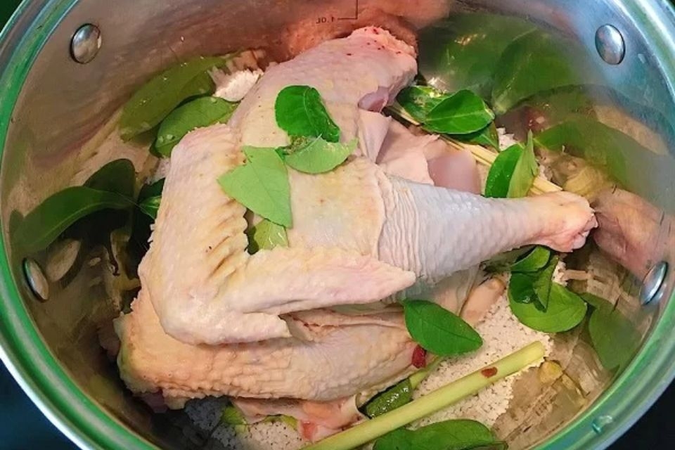 Hấp gà với lá chanh