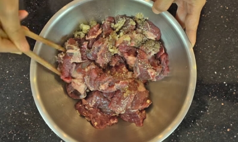 Cách làm bắp bò hấp bia (ảnh 3)
