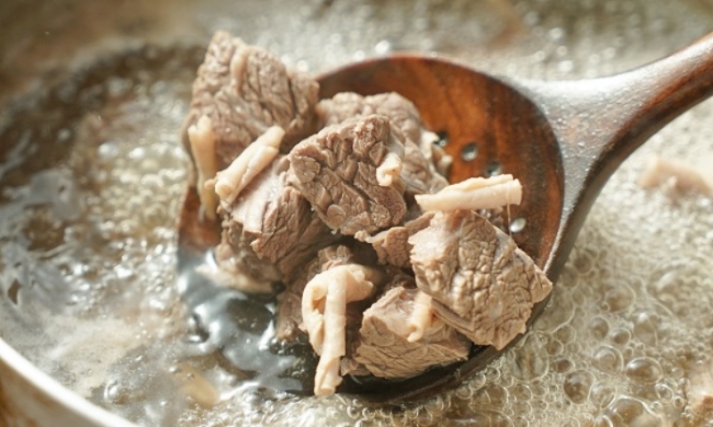 Cách làm bắp bò hấp bia (ảnh 4)