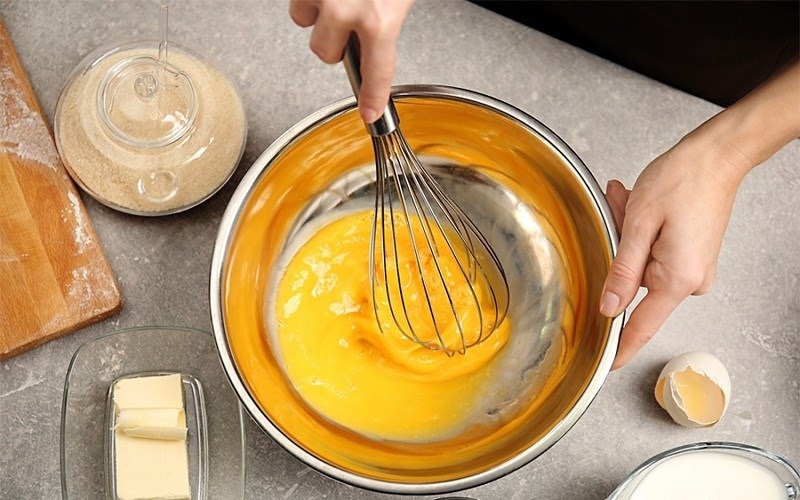 làm bánh bông lan kem trứng socola bằng nồi chiên không 2