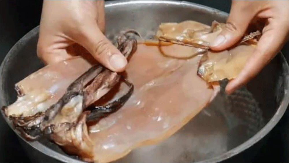 Ngâm mực khô cho mềm với nước lạnh