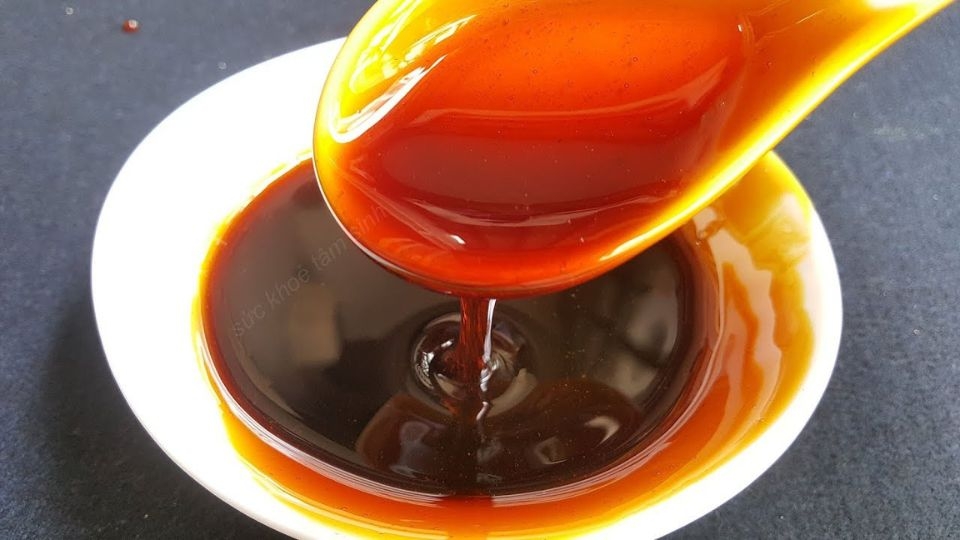Làm sốt caramel để pha trà sữa caramel.