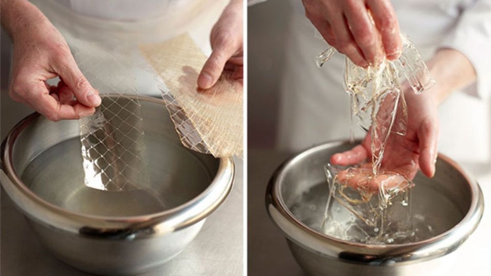 Nguyên liệu chuẩn bị để làm thạch caramel.