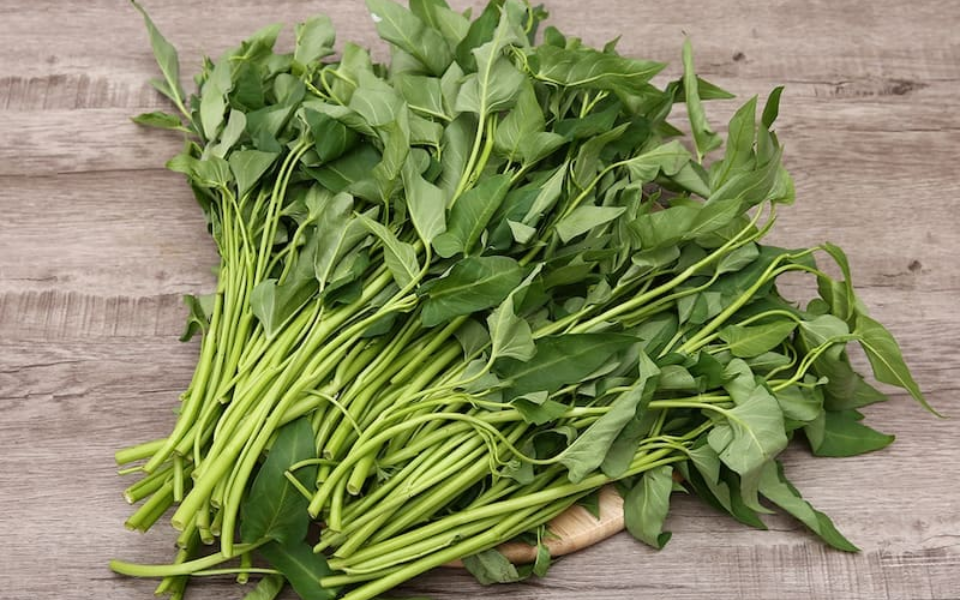 Nhận biết dựa vào hình dáng rau muống