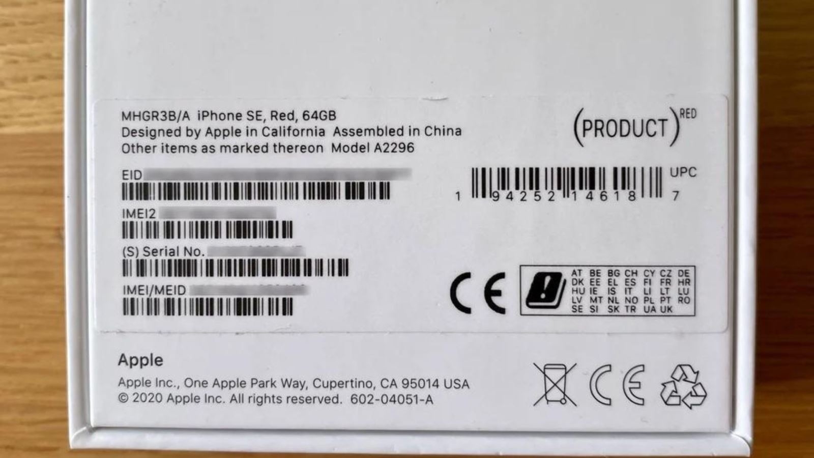 Sau khi đã lấy được số IMEI của điện thoại, bạn hãy đối chiếu số này với mã vạch trên vỏ hộp hoặc trên khay sim của máy
