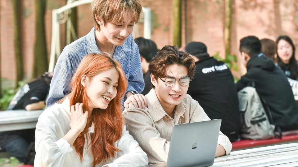 Sinh viên nên mua laptop hay pc?