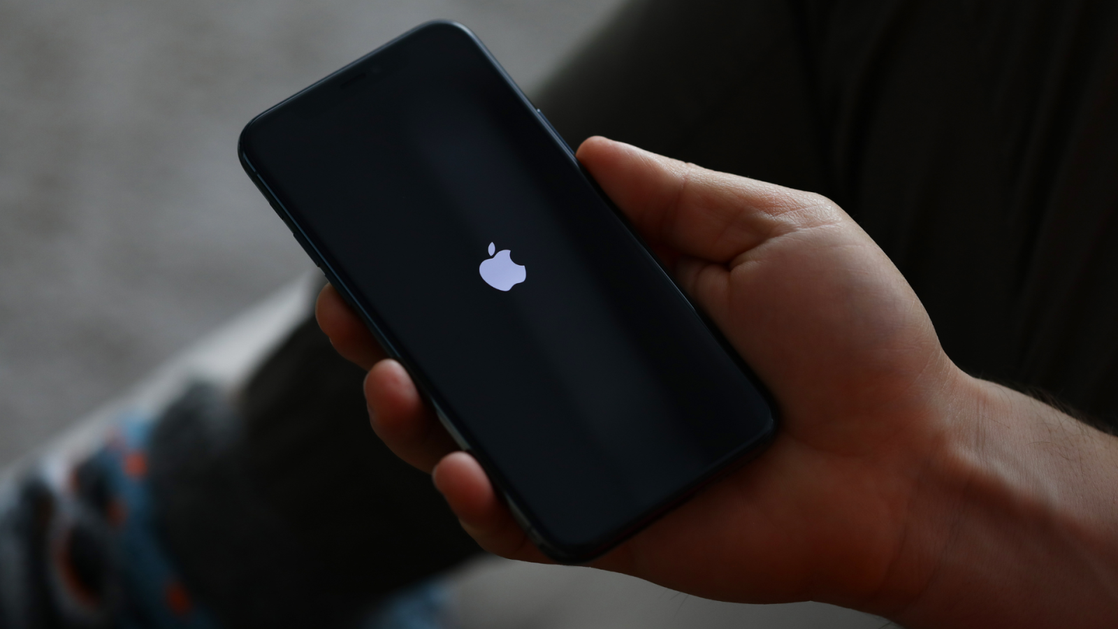 Biểu hiện thường gặp của tình trạng iPhone lên táo rồi tắt liên tục là gì?