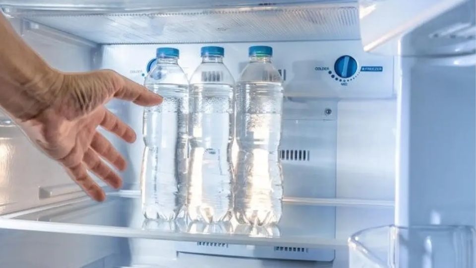 Đặt chai nhựa trong tủ lạnh có gây ung thư không?