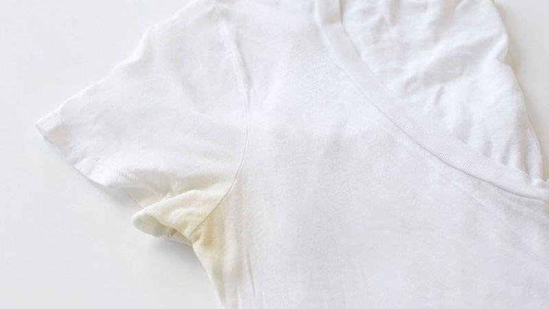 Cách tẩy vết bẩn cứng đầu trên quần áo hình 4