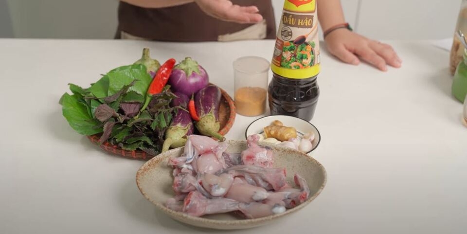 Chuẩn bị nguyên liệu cho cách nấu món ếch om cà tím.