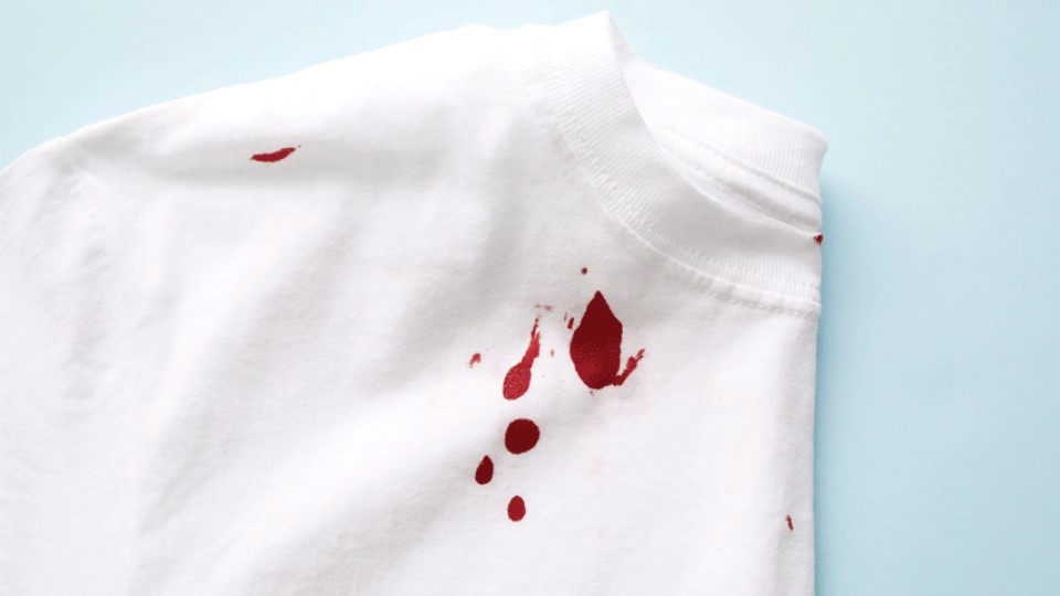 Tẩy vết mực đỏ trên quần áo