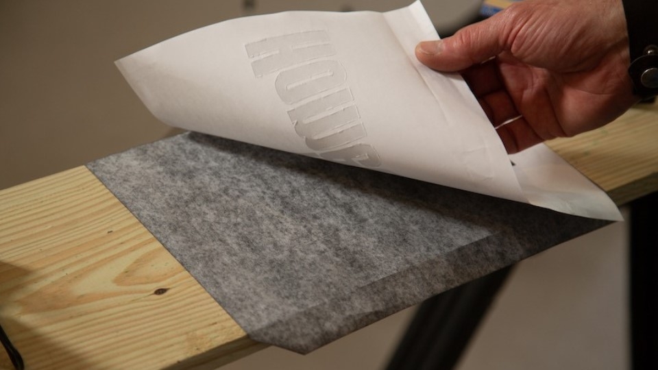 Tẩy vết bút nến, giấy than trên quần áo