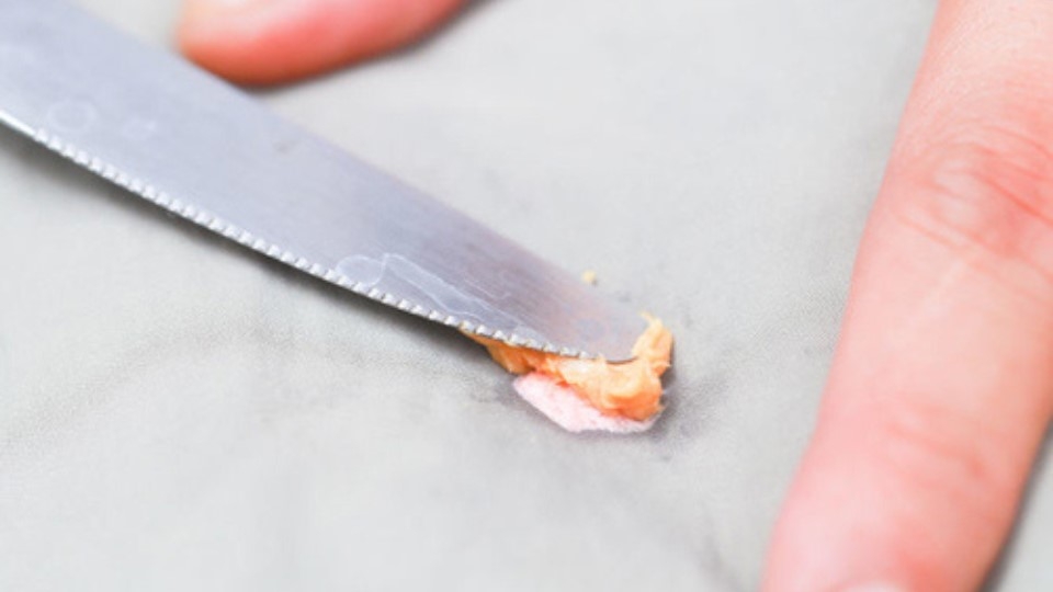 Tẩy bã kẹo cao su dính trên quần áo