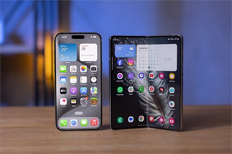 So sánh iPhone 15 Pro Max và Galaxy Z Fold6 (ảnh 1)