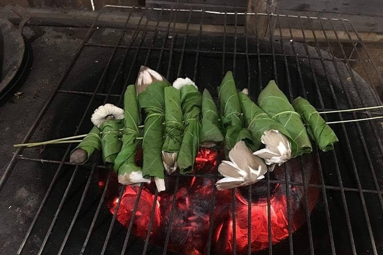 Nấm mối nướng lá cách