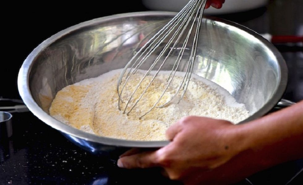 trộn bột làm bánh