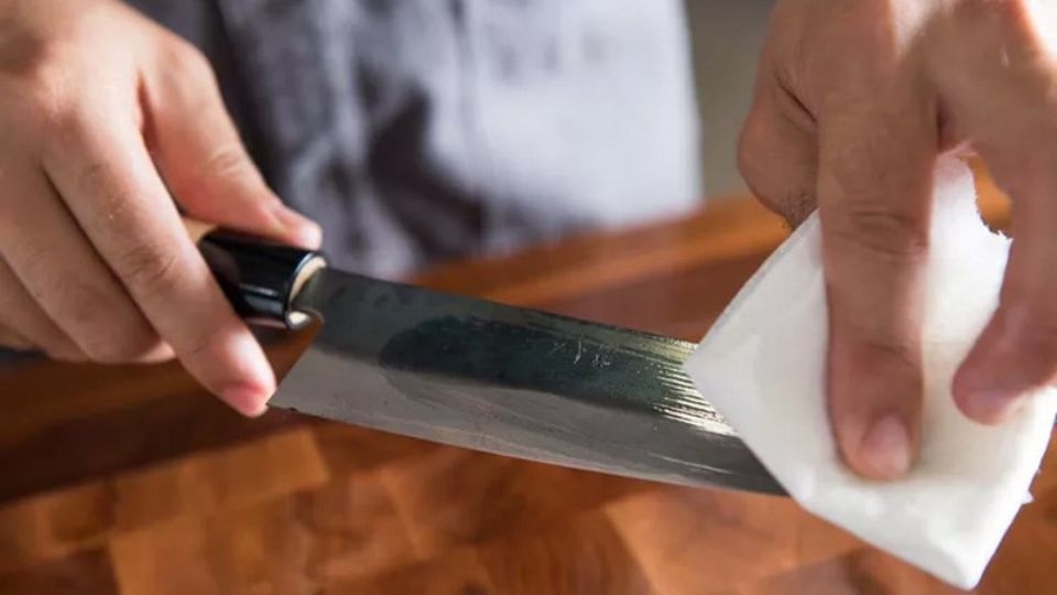 Dầu khoáng giúp bảo vệ dao, kéo.