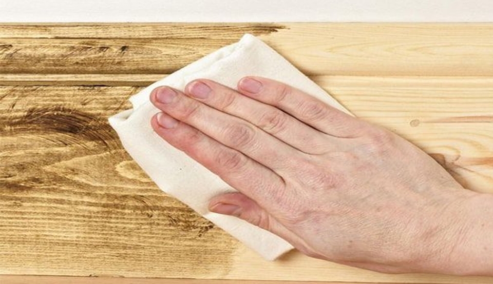 Dầu khoáng giúp bảo vệ bàn gỗ, bếp gỗ.