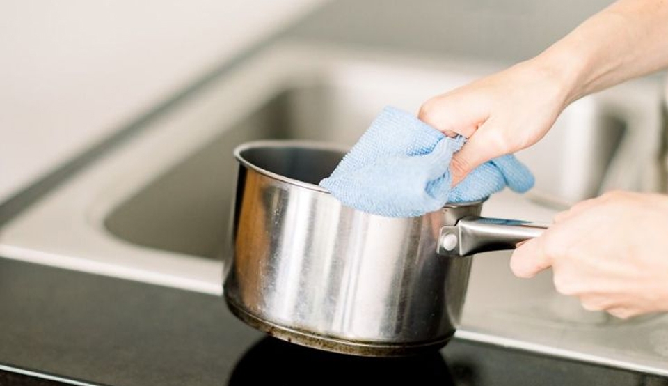 Dầu khoáng làm sạch các loại nồi, chảo&nbsp;.