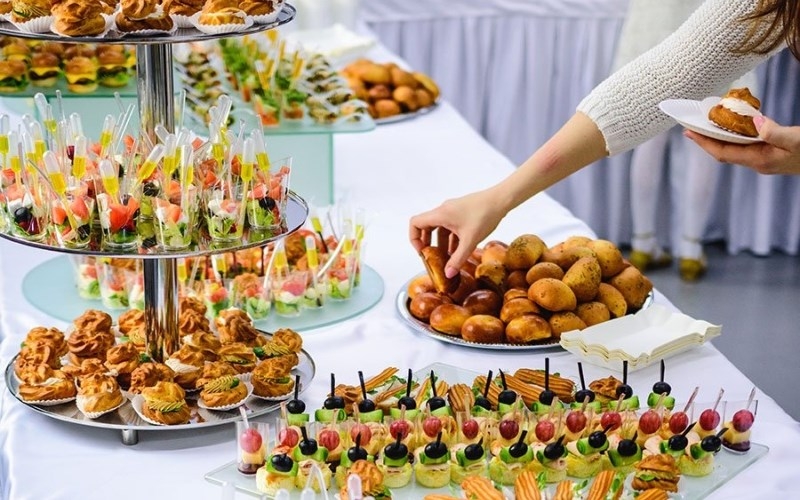 Tiệc finger food là gì? Các món ăn trong tiệc finger food của phương Tây và ở Việt Nam