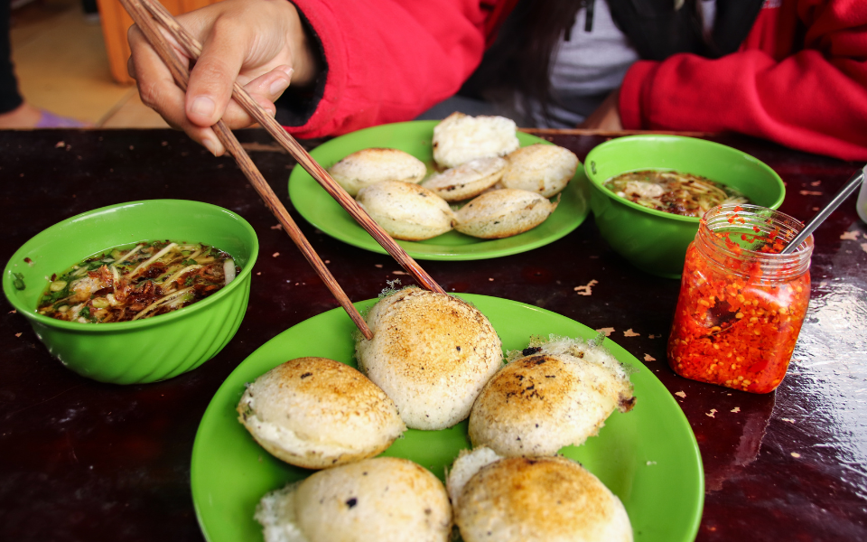 Bánh căn ăn kèm với nhiều nguyên liệu khác