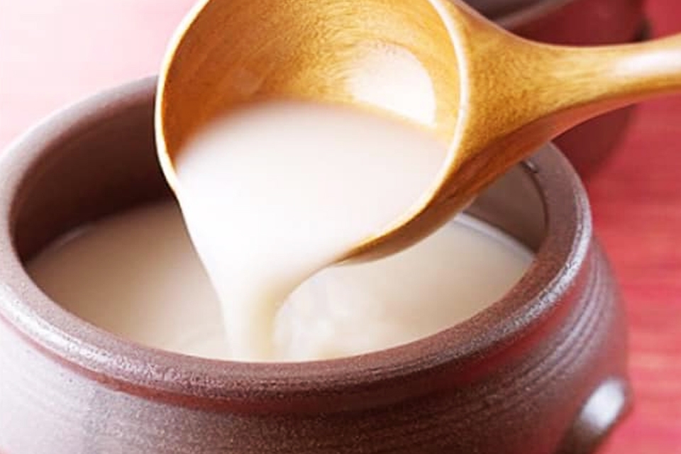 Dấm bỗng hay còn gọi bỗng rượu là một loại gia vị chua được lên men tự nhiên từ hèm rượu.