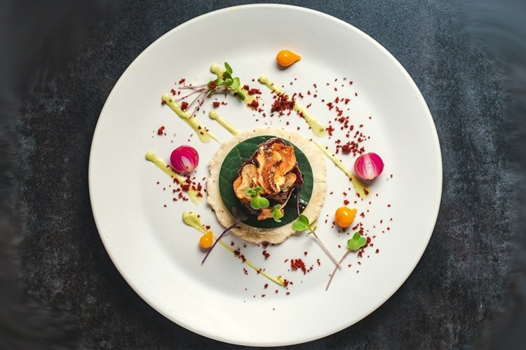 Plating: Nghệ thuật trang trí thức ăn là gì? Các kỹ thuật Plating phổ biến nhất hiện nay 1