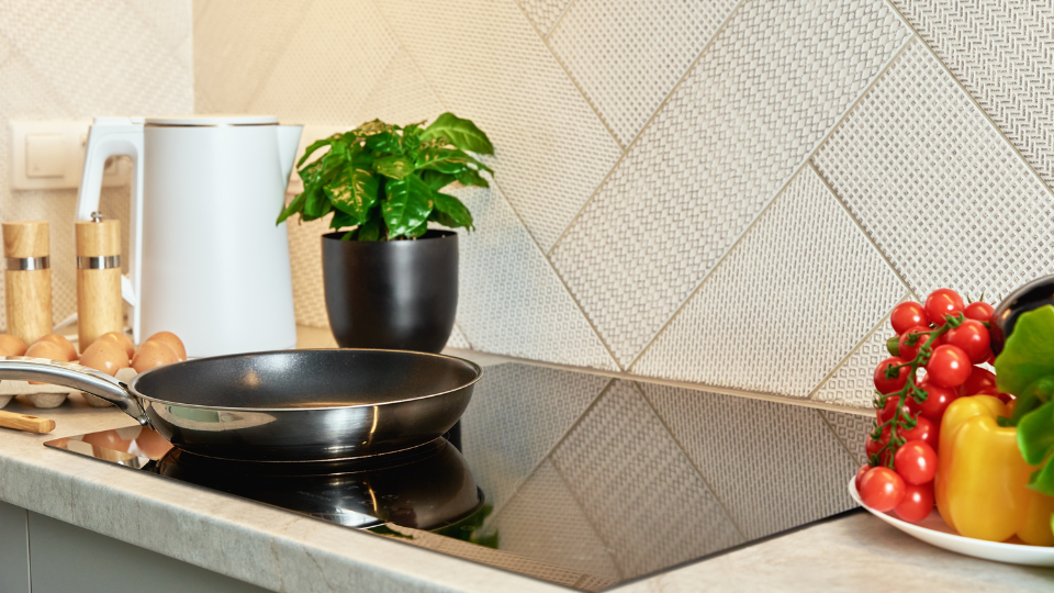 Bếp từ bị vỡ mặt kính có thay được không? Những điều cần lưu ý khi thay kính bếp từ 5
