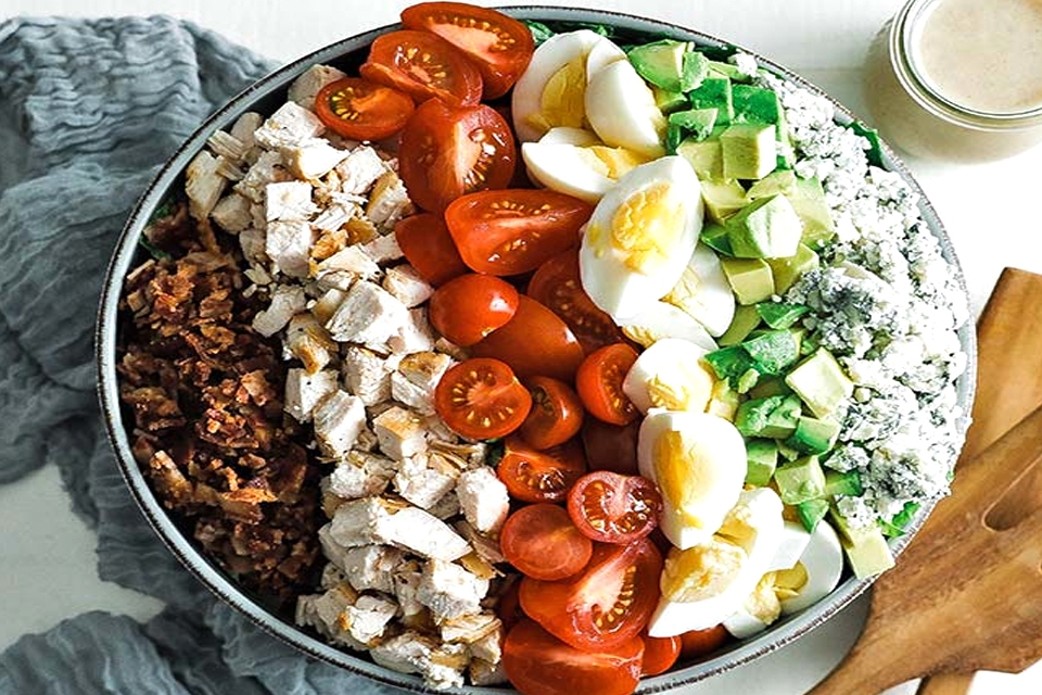 Cobb salad là một món ăn với hương vị tuyệt vời và có giá trị dinh dưỡng cao.