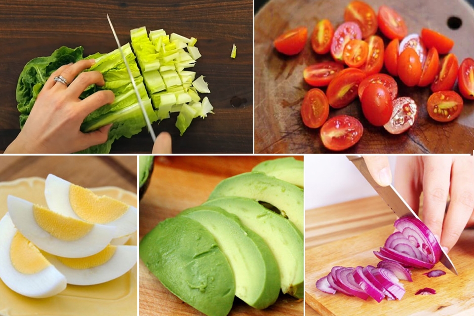 Sơ chế các nguyên liệu gồm trứng, xà lách, hành, bơ, cà chua để làm Cobb salad.