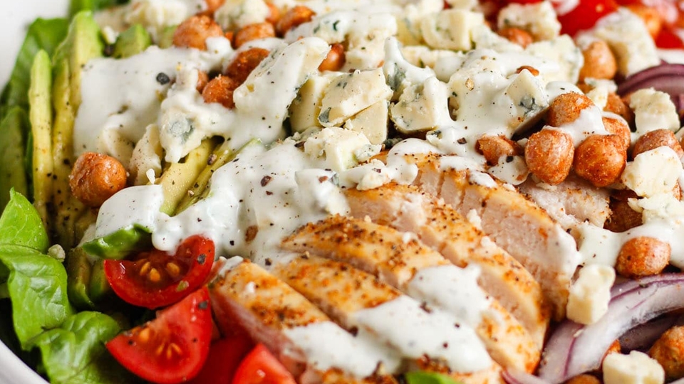 Món Cobb salad là một món ăn thịnh soạn và ngon miệng, hấp dẫn ngay từ phần nhìn lại bổ dưỡng, tươi mát.