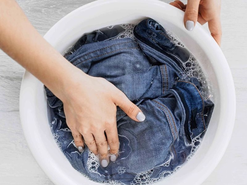 Có nên giặt quần jean bằng máy giặt không? Những sai lầm thường gặp bạn cần lưu ý 5