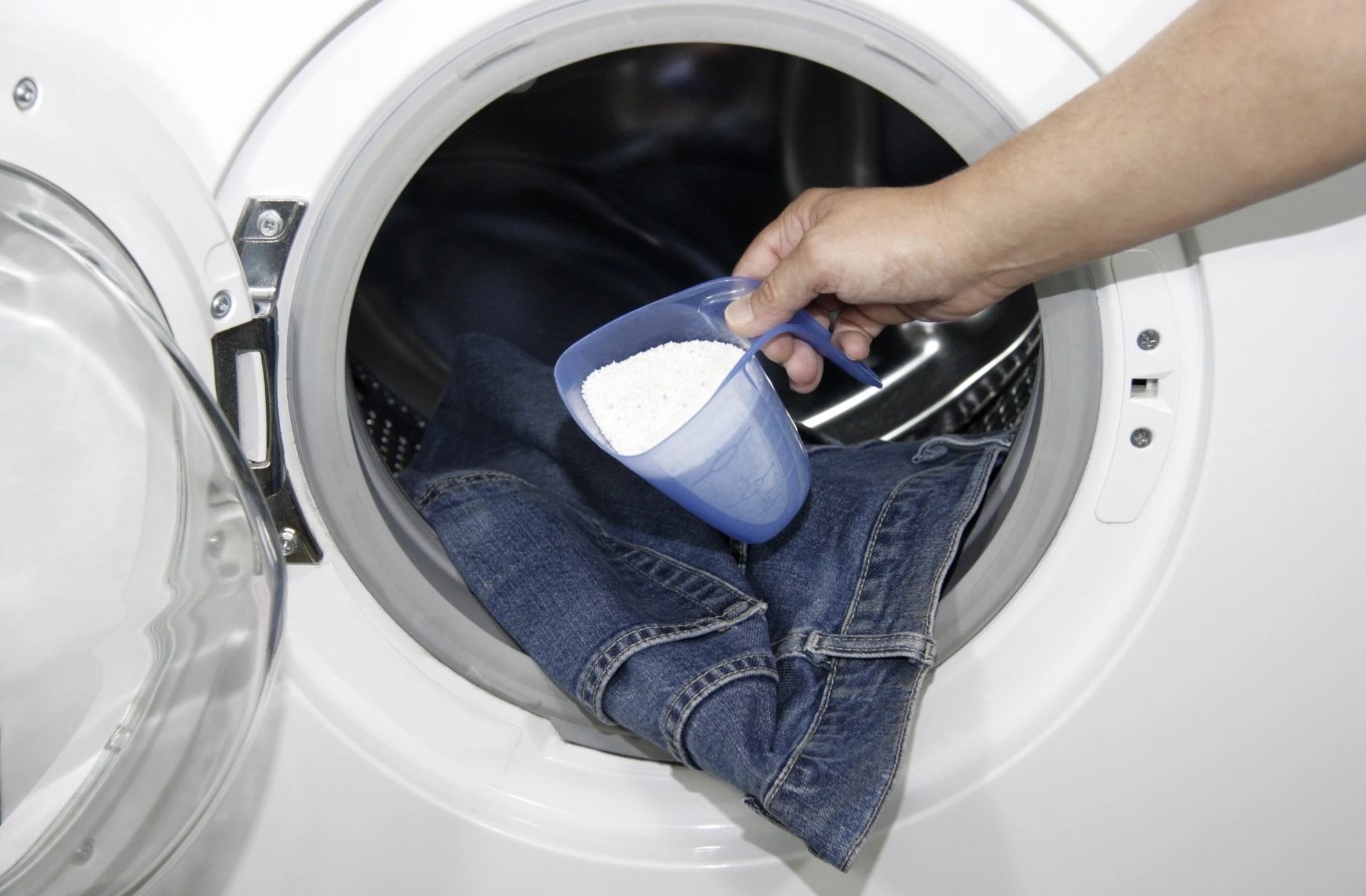 Có nên giặt quần jean bằng máy giặt không? Những sai lầm thường gặp bạn cần lưu ý 6