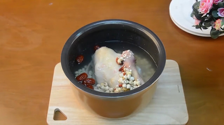 Hầm gà bằng nồi cơm điện 5