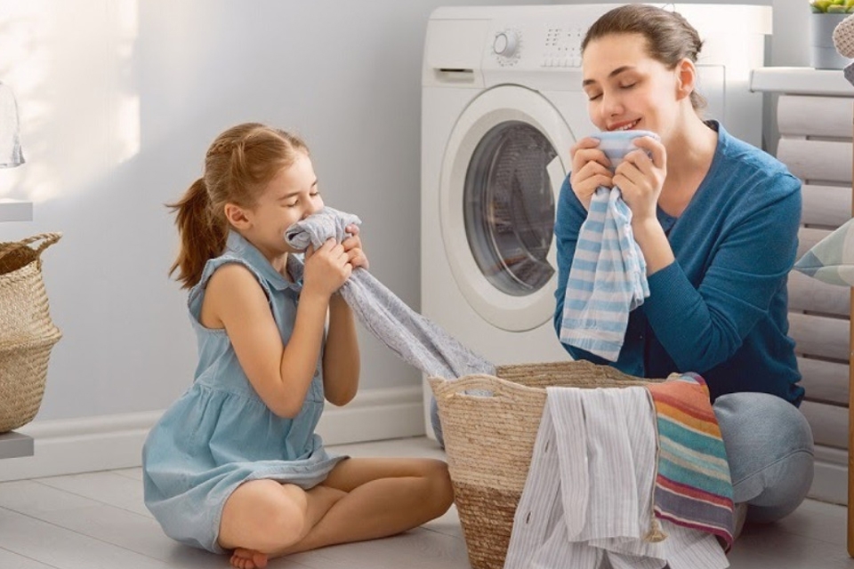 Áp dụng công nghệ hiện đại của máy giặt để giặt và giúp quần áo khô nhanh hơn.