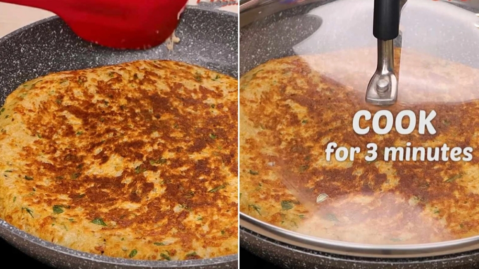 Lật mặt bánh và tiếp tục đun cho bánh chín.