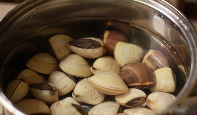 cách ngâm nghêu sạch cát 2