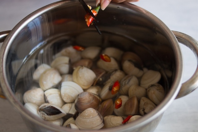cách ngâm nghêu sạch cát 4