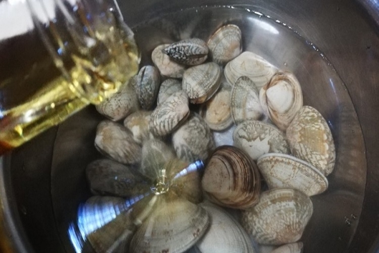 cách ngâm nghêu sạch cát 5