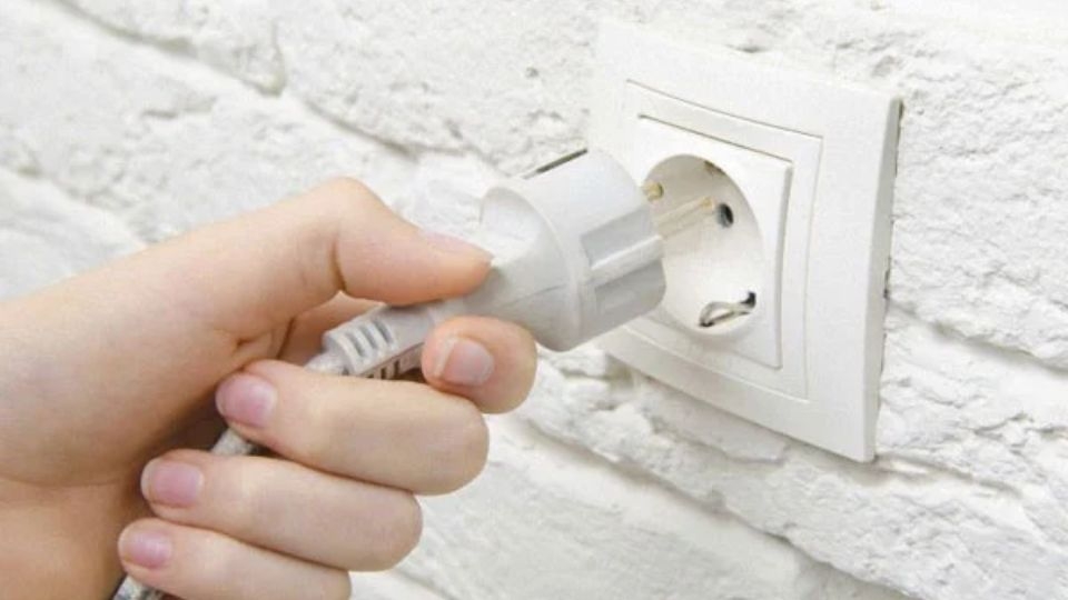 Do ổ cắm hoặc do dây dẫn điện
